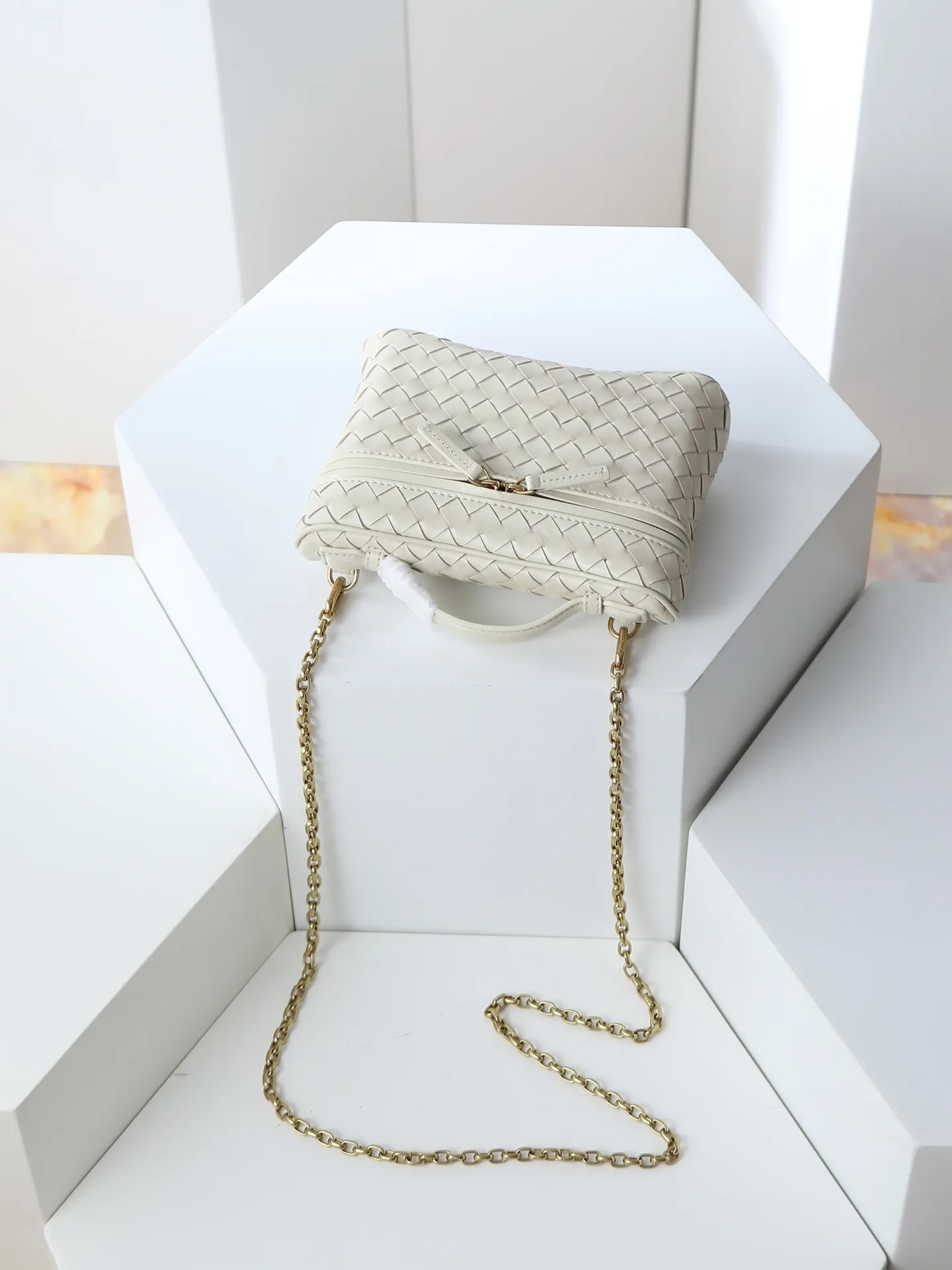 800. BOTTEGA VENETA2025 new women's small Soft Vanity bag adopts the classic Intrecciato weaving technique, inheriting the classics. The ring buckle design 😎 The light metal chain gives you a high-end sense of matching. The chain is removable, so you can wear it as a small bag ~ An elegant small bag that is perfect for participating in events. The overall body of the bag is as soft as marshmallow and can be easily kneaded, showing the strong toughness and high-end feel of the leather. The touch of sheepskin is so amazing. It is so healing when pinched! I have absolutely no resistance to small bags! ! ! Style number: 843800 Size: 19*14*3cm